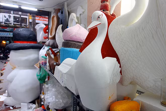 Không chỉ có người tuyết mà ông già Noel, ngôi nhà tuyết hay tuần lộc, thiên nga…. chỉ cần khách có mẫu mã là thợ đều có thể làm theo ý muốn. Tuy nhiên, thời gian sản xuất sẽ lâu hơn và chi phí cũng cao hơn so với các mặt hàng được sản xuất đại trà khác.