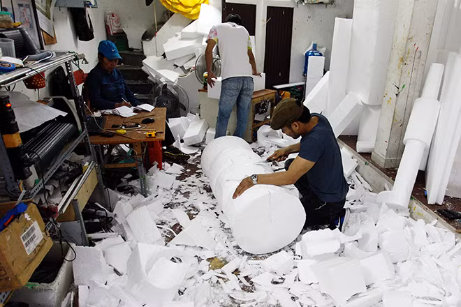 Anh Trung - người có kinh nghiệm nhiều năm làm đồ trang trí bằng xốp cho biết: “Để làm được người tuyết đẹp, tròn đều như ý muốn thì dao cắt xốp phải thật sắc, khi cắt cũng phải đều tay và dứt khoát để sản phẩm được hoàn hảo nhất.”