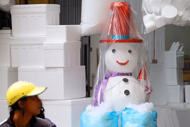 Những người thợ làm người tuyết trên phố Hàng Mã cho biết, có ngày đơn hàng của khách nhiều, việc làm tăng ca tới 13 - 14 tiếng/ngày là chuyện bình thường, thế nhưng cũng mang lại nguồn thu nhập khá cao trong mùa Noel năm nay.