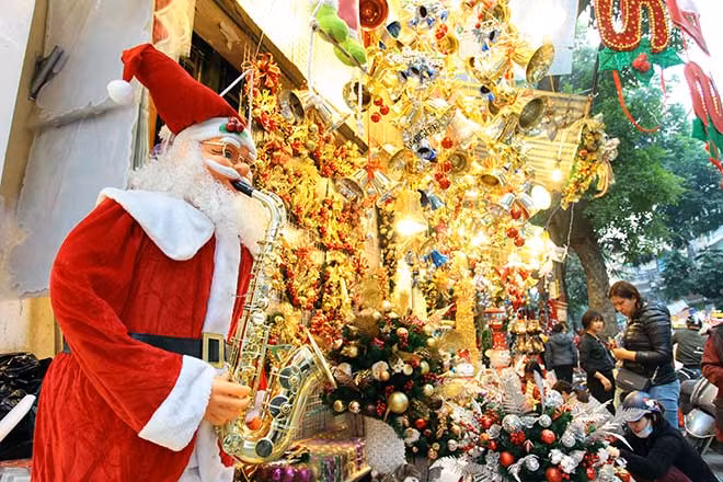 Dù còn gần nửa tháng nữa mới tới ngày lễ Giáng sinh, thế nhưng tại một số cửa hàng trên phố Hàng Mã (quận Hoàn Kiếm, Hà Nội) những ngày này đang tất bật cảnh mua bán những mặt hàng đồ trang trí như người tuyết, tuần lộc, ông già Noel…. để phục vụ cho mùa Noel sắp tới.