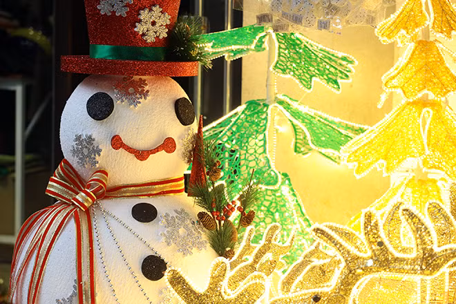 Tuần lộc, cây thông, ông già tuyết sau khi tạo hình sẽ được đem sơn phủ kim tuyến cùng màu sắc rực rỡ và phơi khô.