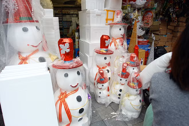 Người tuyết nhỏ với chiều cao từ 60cm - 80cm được chào bán với giá 400 -500 ngàn đồng.