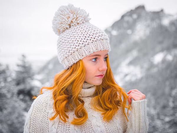 Một trong những cách ngăn ngừa nhiễm trùng tai trong mùa đông là hãy giữ ấm đôi tai khi trời lạnh, đặc biệt là khi bạn ra ngoài. Ảnh: Boldsky.