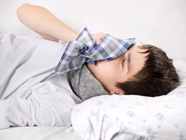 Cúm là bệnh truyền nhiễm, do đó luôn luôn nên tránh xa những người bị nhiễm trùng do cảm lạnh và các bệnh do siêu vi trùng khác. Nếu không may bị cúm, bạn cũng có thể mắc nhiễm trùng tai. Ảnh: Boldsky.