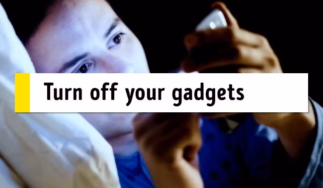 Nếu không muốn bị làm phiền giấc ngủ, hãy tắt điện thoại và các thiết bị điện tử. Ảnh: Pexels.