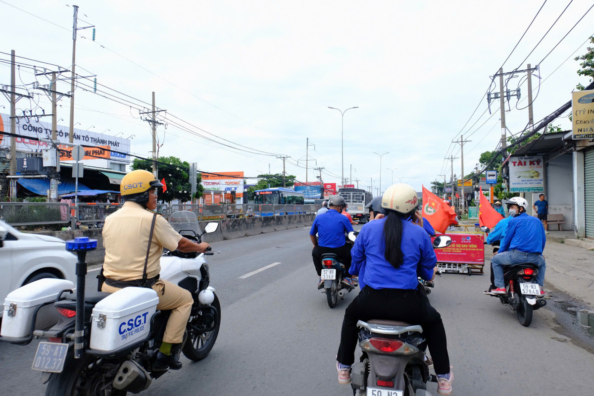 Ngay trước ngày bước vào kỳ nghỉ lễ, Trạm CSGT Tân Túc và các đơn vị liên quan ở địa phương đã lên kế hoạch ra quân dùng xe chuyên dụng hút đinh, vật sắc nhọn... nhằm đảm bảo an toàn cho phương tiện lưu thông.