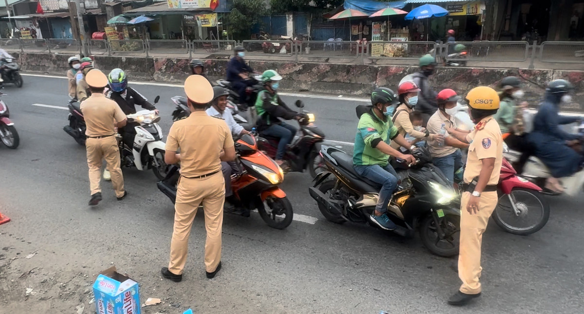 Hàng nghìn chai nước suối được CSGT TP HCM gửi tặng bà con...