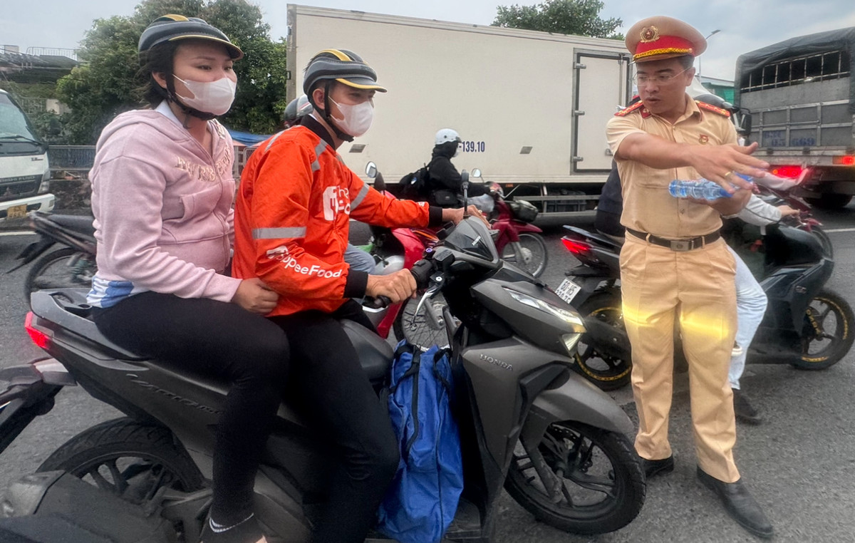 Một nam shipper chở bạn gái trên xe máy về quê ở một tỉnh Miền Tây nghỉ lễ nhưng cả 2 đội MBH không đúng quy định nên bị CSGT gần giao lộ QL1 - Trịnh Như Khuê (huyện Bình Chánh) chặn dừng...