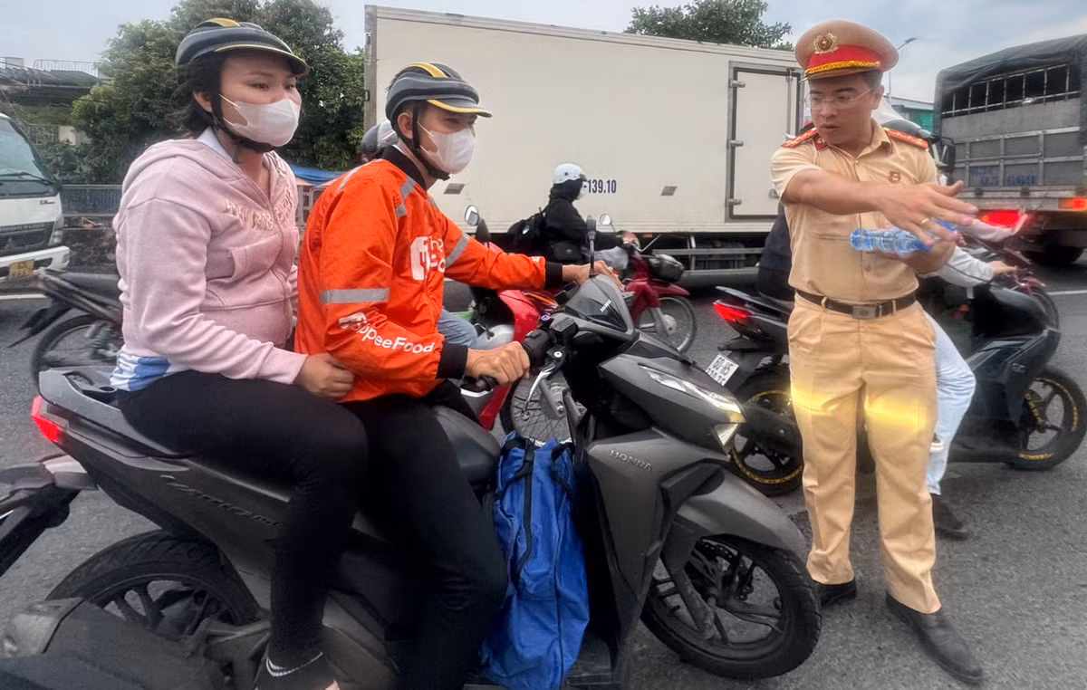 Một nam shipper chở bạn gái trên xe máy về quê ở một tỉnh Miền Tây nghỉ lễ nhưng cả 2 đội MBH không đúng quy định nên bị CSGT gần giao lộ QL1 - Trịnh Như Khuê (huyện Bình Chánh) chặn dừng...