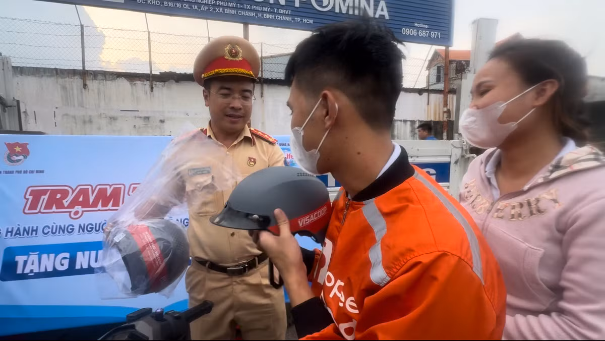 Tuy nhiên, CSGT đã bất ngờ tặng đôi nam nữ 2 MBH chất lượng để cả hai tiếp tục hành trình về quê nghỉ lễ.