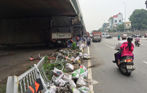 Tài xế phát hiện xe mất thắng trong khi phía trước rất đông người xe vào giờ cao điểm.