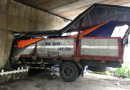 Tài xế đã cho xe lao vào gầm cầu vượt Linh Xuân để tránh thảm hoạ nghiêm trọng.