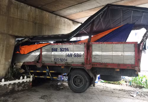 Tài xế đã cho xe lao vào gầm cầu vượt Linh Xuân để tránh thảm hoạ nghiêm trọng.