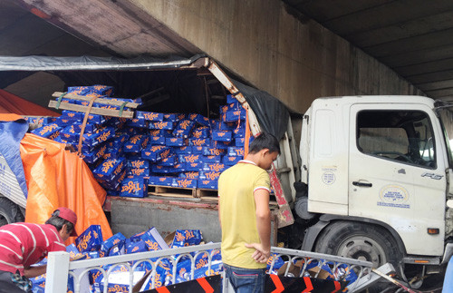 Chiếc xe tải chở đầy bia gặp nạn.