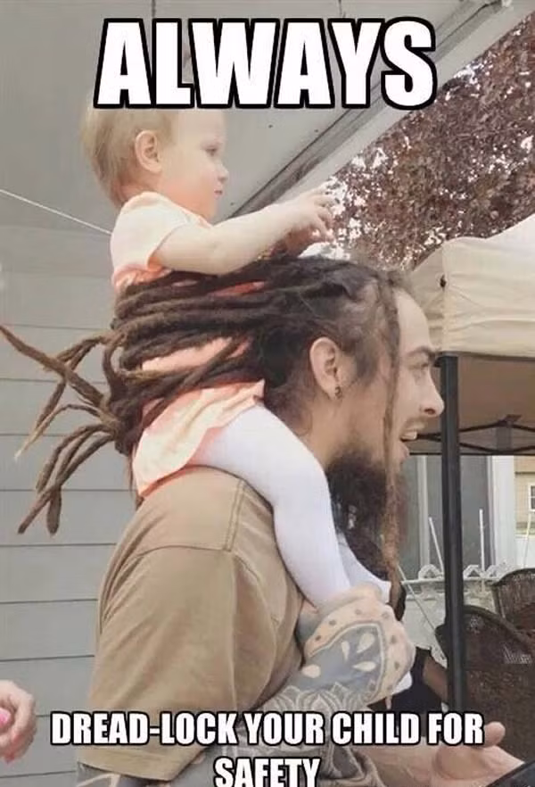 Chơi ngông, ông bố dùng tóc để cõng con.