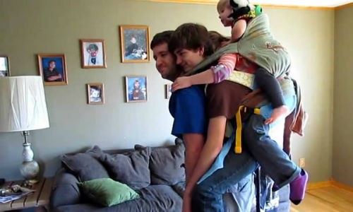 Đứa lớn, đứa bé nhảy hết lên lưng bố.