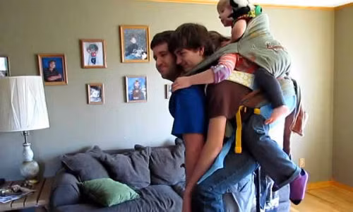 Đứa lớn, đứa bé nhảy hết lên lưng bố.