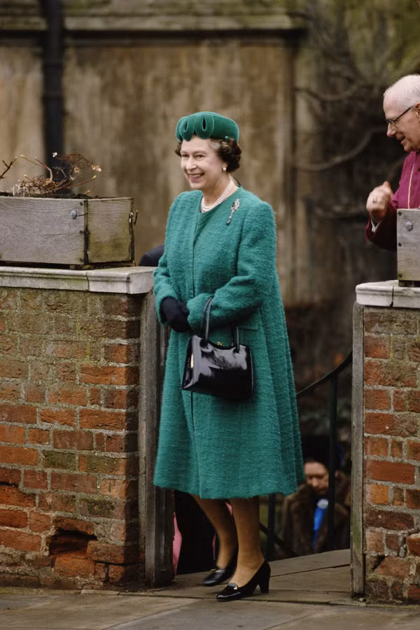 Đôi khi chỉ là chiếc mũ nhỏ gọn tông xuyệt tông với màu áo. Ảnh được chụp vào năm 1988.