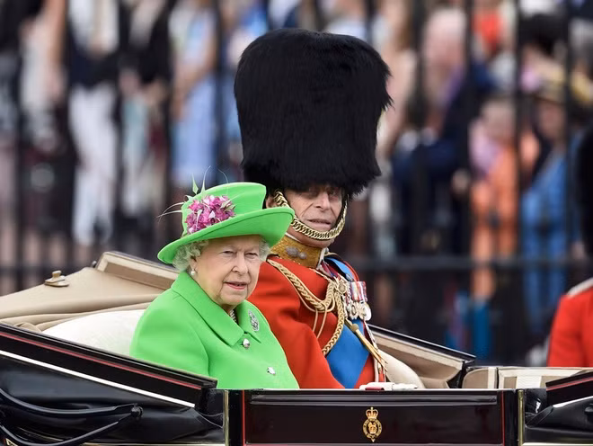 Trong dịp sinh nhật lần thư 90 vừa qua, Nữ hoàng Elizabeth II xuất hiện trước dân chúng trong bộ váy và mũ xanh neon nổi bật.