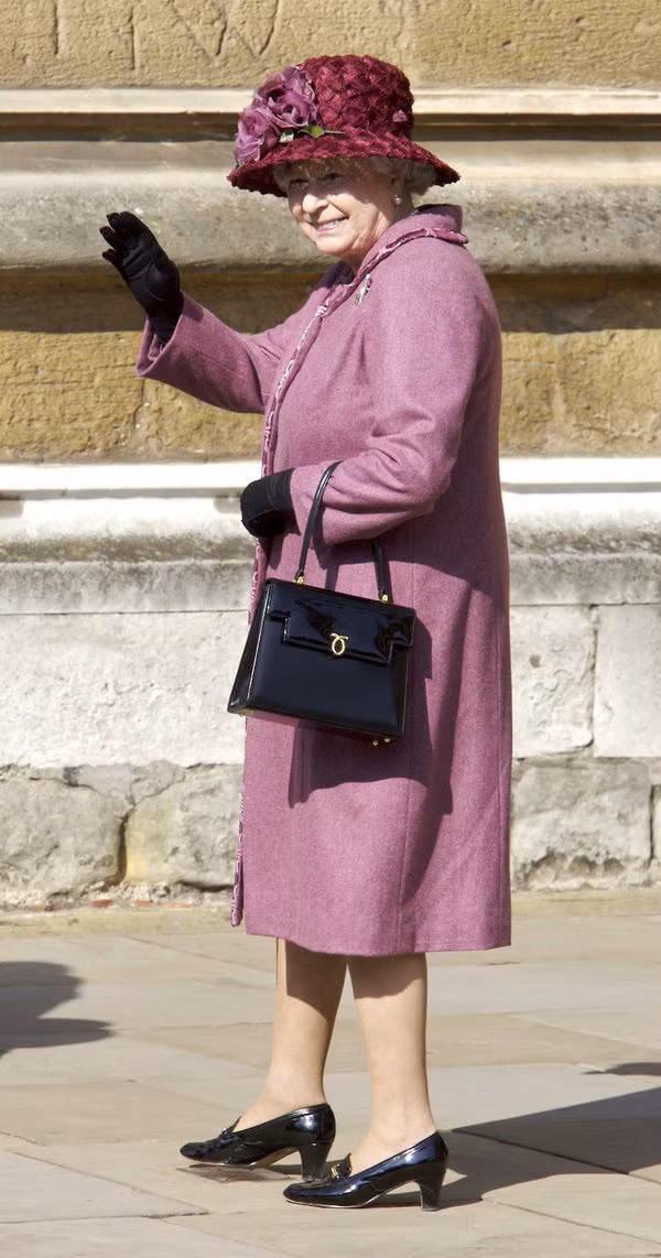 Chiếc mũ nâu có gắn bông hoa điệu đà.