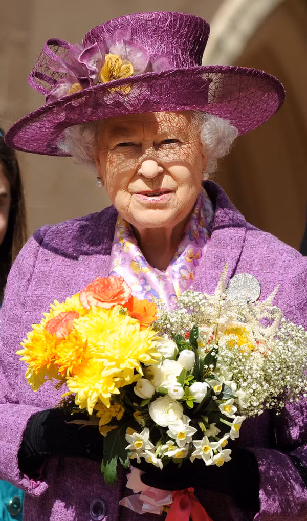 Màu tím làm nổi bật vẻ quyền lực của một quý bà.