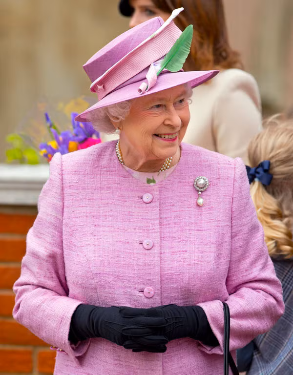 Những chiếc mũ luôn được coi là vật bất ly thân của nữ hoàng Anh.