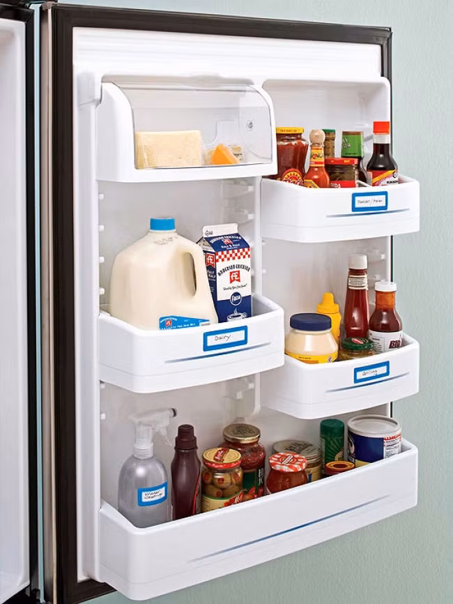 Nhớ dán tên các loại thực phẩm trên kệ tủ lạnh để không bị nhầm lẫn.