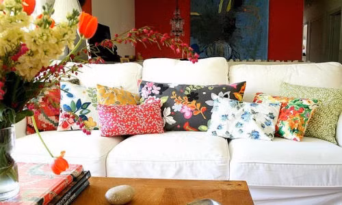 Phòng khách tràn ngập sắc màu với những chiếc gối ôm hoa văn sống động.