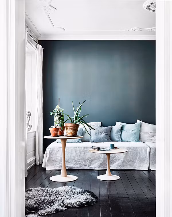 Lấy cảm hứng từ đồ nội thất của Pháp thế kỷ 18, những chiếc gối xanh nhạt trên nền vải lanh trắng mang đến cảm giác vừa cổ điển, vừa hiện đại.