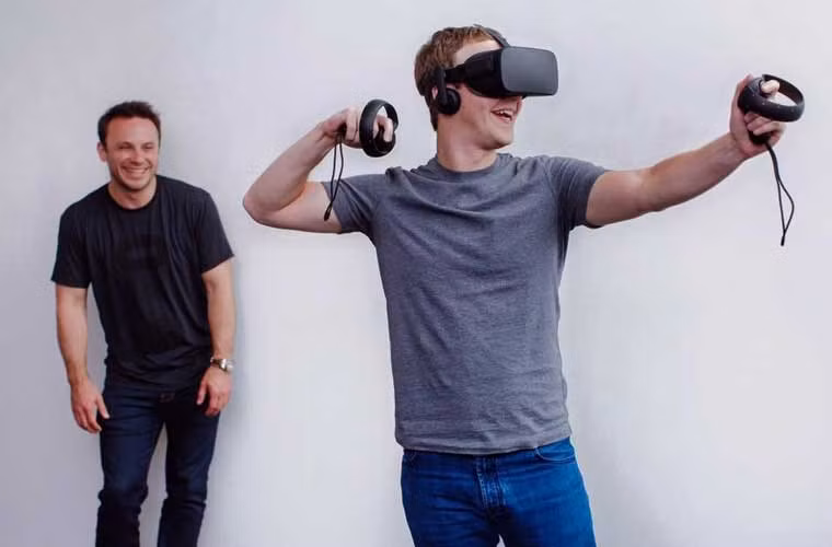 …hay vụ mua công ty Oculus vào tháng 3/2014 với giá 2 tỷ USD…