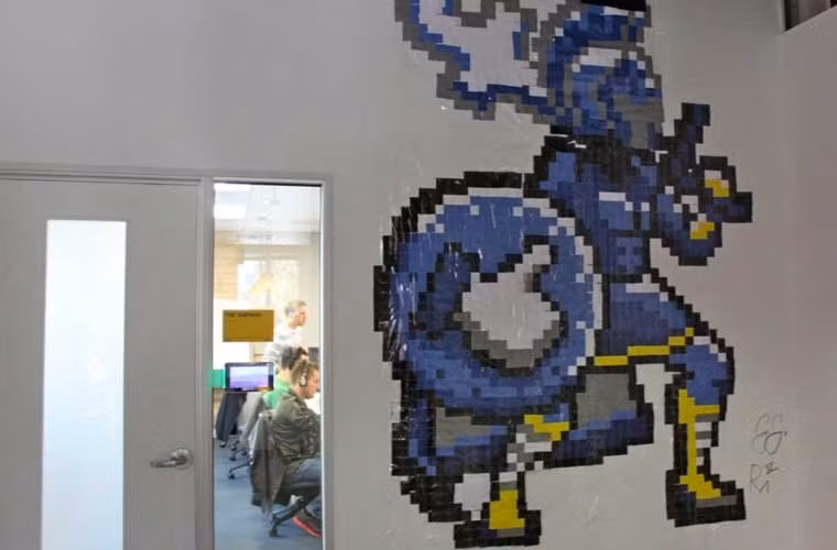 Chính việc lên ngôi của các dòng smartphone đã giúp nâng số lượng người dùng mạng xã hội Facebook lên con số khủng. Theo ghi nhận, cuối năm 2010, Facebook phá kỷ lục với 1 nghìn tỷ lượt xem trong 1 tháng. Năm 2011, Facebook đã chuyển trụ sở về đại bản doanh từng được Sun Microsystems thuê.