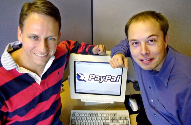 Facebook bắt đầu nhận những khoản tiền đầu tư bên ngoài, điển hình cần kể tới là khoản 500.000 USD từ cựu CEO của Paypal Peter Thiel và bạn ông và sau là nhà sáng lập Telsa Elon Musk.