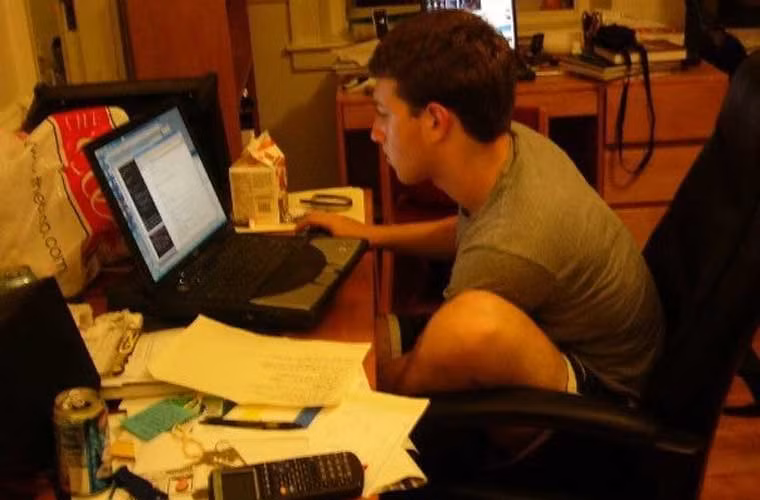 Chỉ trong vòng 4h sau khi ra mắt, 22.000 lượt page view từ 450 người đã vào trang đó. Tuy nhiên, ban lãnh đạo trường Harvard đã đưa ra hình thức kỷ luật với Zuckerberg. Không nản lòng, nam sinh này tiếp tục ra mắt trang “TheFacebook” vào ngày 4/2/2004.