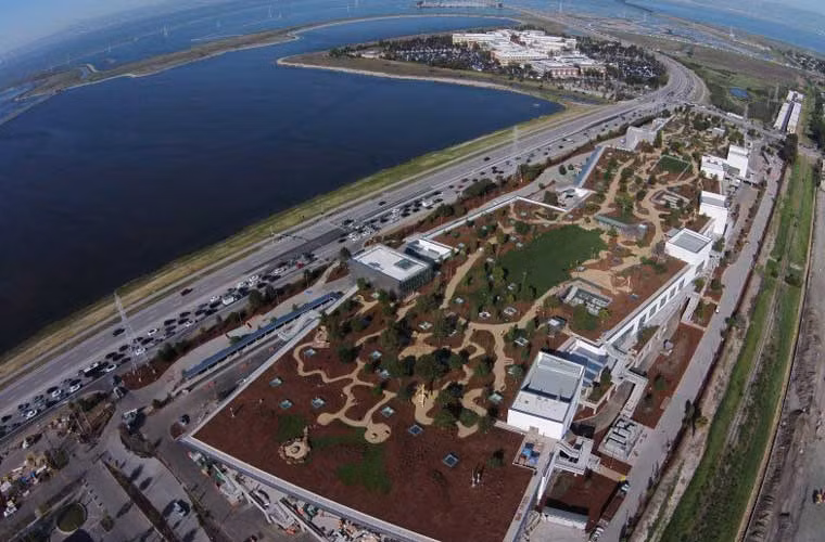 Với đà phát triển vượt bậc này, Facebook phải mở rộng các văn phòng. Mới năm ngoái, Facebook đã mở cửa trụ sở mới do kiến trúc sư huyền thoại Frank Gehry thiết kế với sức chứa lên tới 2.800 nhân viên.