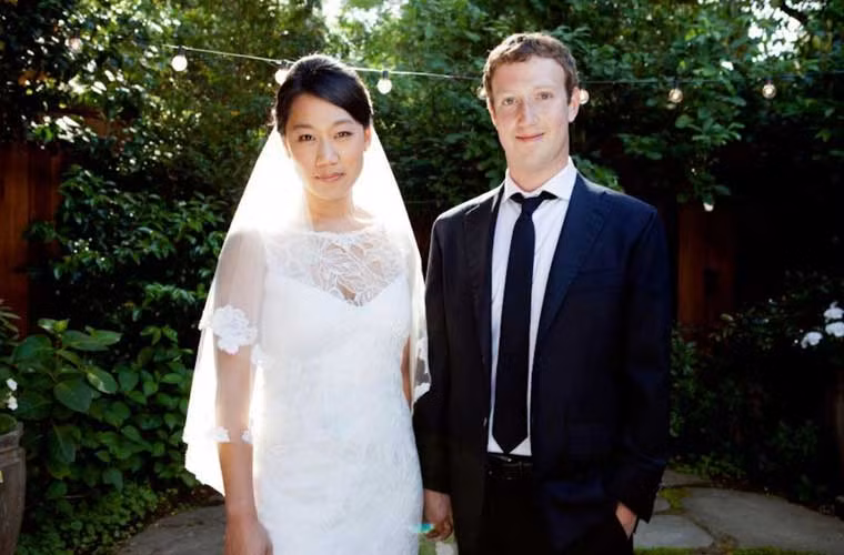 Sau ngày công ty IPO, Zuckerberg tổ chức lễ thành hôn với bạn gái lâu năm Priscilla Chan.