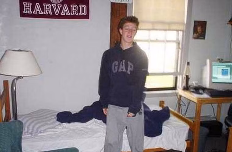 Năm 2004, nhà sáng lập trang Facebook Mark Zuckerberg đã quyết định nghỉ học ở trường Harvard giống như tỷ phú Bill Gates từng làm.