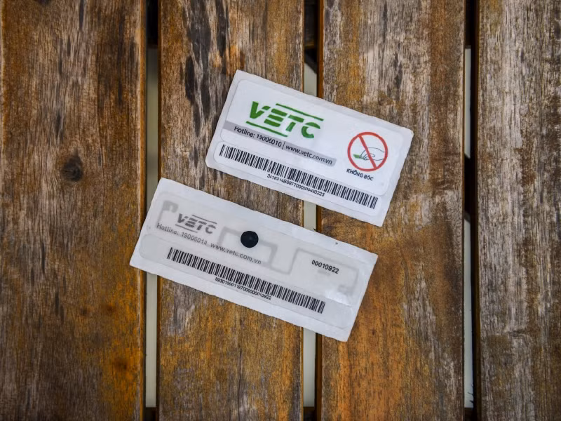  Để dán thẻ, chủ phương tiện cần làm gì?: Cần mang theo giấy tờ đăng ký xe, đăng kiểm, chứng minh thư nhân dân hoặc căn cước công dân. Ngoài việc dán trực tiếp tại các trung tâm, đại lý, trước trạm thu phí có thể đăng ký online và nhân viên của nhà cung cấp sẽ đến tận nhà dán thẻ. (Ảnh minh hoạ) 