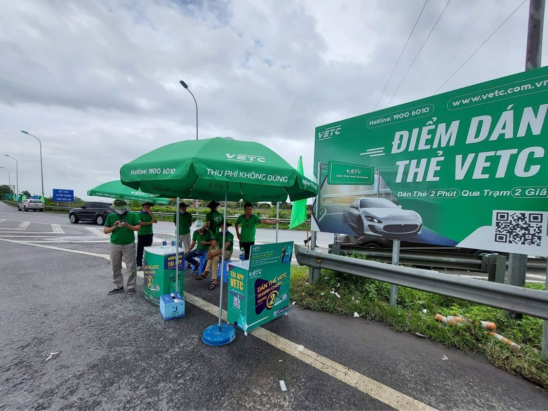 Vì sao xuất hiện tài khoản "ảo": Thời gian qua một số chủ xe có tài khoản phản ánh về việc đi dán thẻ ETC nhưng phát hiện đã được đăng ký tài khoản "ảo". Ông Bùi Trình, Tổng giám đốc Công ty CP Giao thông số Việt Nam (VDTC), cho biết những trường hợp này có thể còn xảy ra trong thời gian tới. Nguyên nhân là do trước khi dán thẻ chủ phương tiện cho mượn/thuê xe, người lái xe đi qua các tuyến và đăng ký dịch vụ bằng thông tin, số điện thoại của người lái mà chủ phương tiện không nắm được, hoặc phương tiện đã đăng ký dịch vụ bởi chủ cũ rồi chuyển nhượng sang chủ mới mà chưa thay đổi biển số, không còn thẻ trên xe,…(Ảnh minh hoạ)