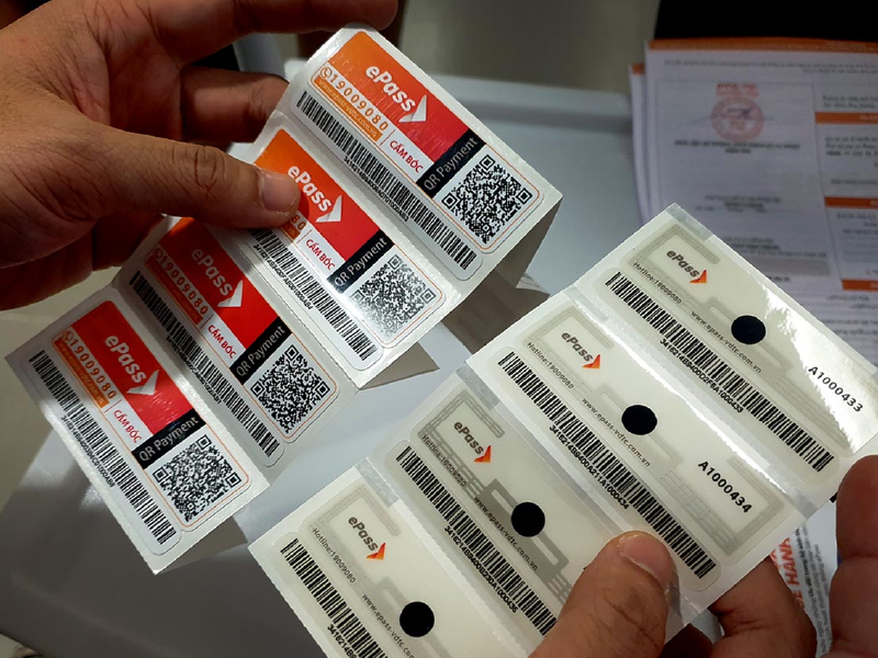 Các loại thẻ thu phí không dừng: Hiện trên thị trường có hai đơn vị cung cấp dịch vụ thu phí không dừng là VETC (do Tasco góp vốn) và VDTC (thuộc Viettel). Hai đơn vị này sẽ quản lý các trạm thu phí không dừng và phát hành thẻ để dán trên ô tô. VETC quản lý 79 trạm, VDTC quản lý 35 trạm. Thẻ do VETC phát hành mang tên Etag, và thẻ của VDTC là ePass, cả hai đều có tác dụng như nhau. (Ảnh minh hoạ) 
