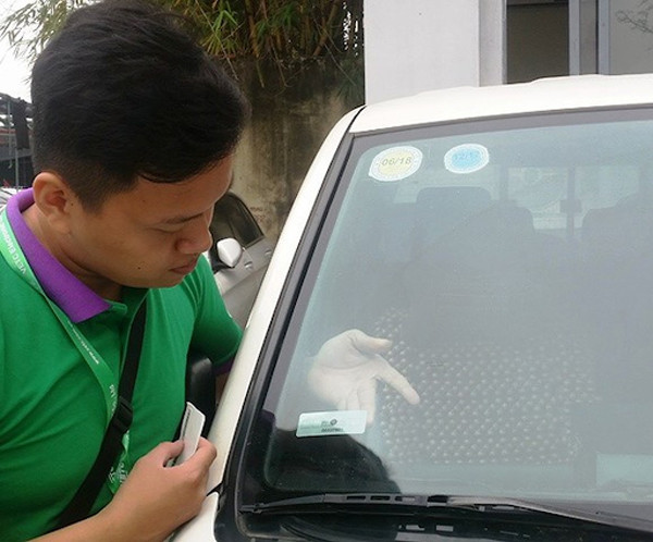  Dán thẻ thu phí không dừng ở đâu?: Với nhu cầu sử dụng dịch vụ thu phí tự động ngày càng cao, VETC đã triển khai thêm rất nhiều điểm dán thẻ E-tag để luôn sẵn sàng đáp ứng nhu cầu của người dùng. Dán thẻ thu phí tự động tại các trạm thu phí: Để nâng cao sự tiện lợi, VETC bổ sung đội ngũ dán thẻ ở mỗi BOT giúp khách hàng có thể tiện đường di chuyển, tranh thủ dán trước khi đi qua trạm nếu có nhu cầu. (Ảnh minh hoạ)