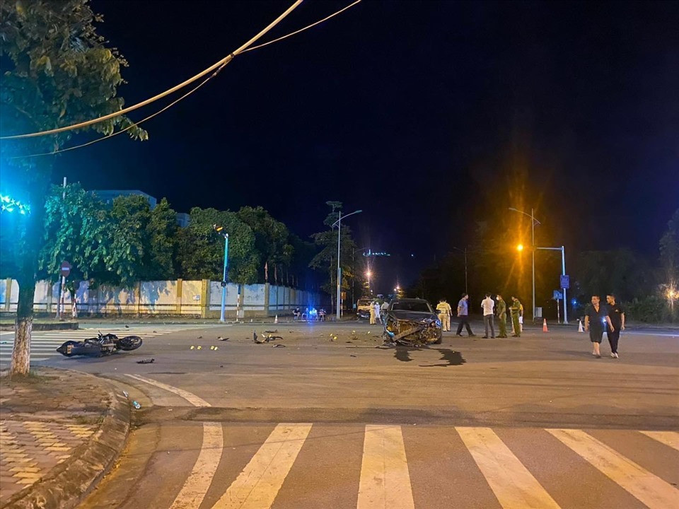 Hoa Binh: Xe may va cham voi o to, 1 thanh nien tu vong