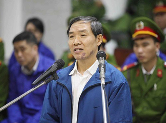 Một cái tên từng nhiều lần được nhắc đến trước đây là ông Dương Chí Dũng (cựu Chủ tịch HĐQT Vinalines). Năm 2014, ông Dũng bị tòa án cấp phúc thẩm tuyên y án tử hình vì tham ô 10 tỷ đồng, buộc phải bồi thường 110 tỷ đồng. Trong một cuộc họp báo diễn ra năm 2017, Cục trưởng Thi hành án dân sự TP Hà Nội khi đó là ông Lê Quang Tiến cho biết, ngoài số tiền mà gia đình ông Dương Chí Dũng đã nộp, Cục thi hành án TP đã xử lý xong toàn bộ số tài sản mà bản án đã kê biên. (Ảnh: Dân Trí) 
