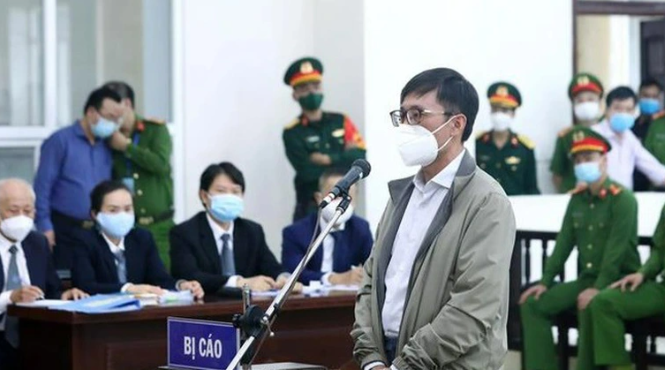 Đầu tháng 11/2021, cựu Phó Tổng cục trưởng Tổng cục Tình báo (Bộ Công an) Nguyễn Duy Linh bị đưa ra xét xử về tội "Nhận hối lộ" theo khoản 4, Điều 354 BLHS 2015, có mức hình phạt tù từ 20 năm, chung thân hoặc tử hình. (Ảnh: TTXVN) 