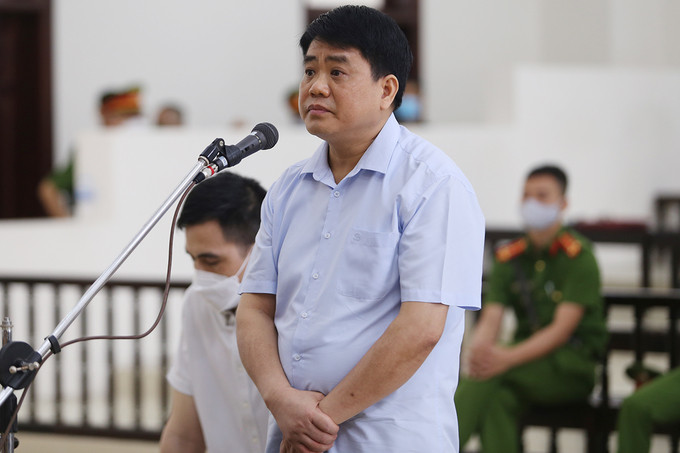 Tại phiên sơ thẩm, đại diện Viện Kiểm sát đề nghị tuyên phạt cựu Chủ tịch Hà Nội từ 10-12 năm tù. Quá trình tranh tụng, gia đình ông Chung đã nộp 10 tỷ đồng nhằm bảo lãnh cho trường hợp ông Chung bị tuyên phải chịu trách nhiệm bồi thường thiệt hại. Đại diện Viện Kiểm sát quyết định thay đổi mức án đề nghị đối với bị cáo Chung xuống còn từ 8-10 năm tù. HĐXX sơ thẩm sau đó tuyên phạt ông Chung 8 năm tù, dưới mức thấp nhất khung hình phạt. (Ảnh: Vnexpress) 