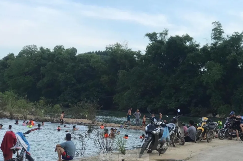  Tắm suối, nam sinh đuối nước thương tâm: Ngày 30/7, UBND xã Nhật Tiến, huyện Hữu Lũng, tỉnh Lạng Sơn cho biết, chiều 29/7, tại khu vực suối thôn Tân Na, Trong lúc tắm, em Trần Tuấn A (sinh năm 2005, trú tại khu Thống Nhất, thị trấn Đồng Mỏ, huyện Chi Lăng, Lạng Sơn) bất ngờ bị trượt chân rồi chìm xuống dòng nước. Mọi người hô hoán cứu nạn, nhưng bất thành. Sau nhiều giờ tìm kiếm, cơ quan chức năng và người dân địa phương đã vớt được thi thể nạn nhân Trần Tuấn A.