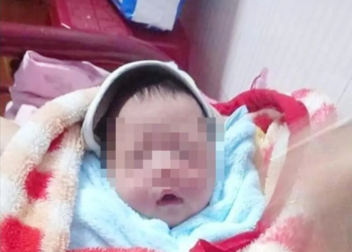  Một bé trai sơ sinh bị bỏ rơi ở Gia Lai: Ngày 30/7, Trung tâm Bảo trợ xã hội tổng hợp tỉnh Gia Lai cho biết đang nhận chăm sóc một trẻ sơ sinh bị bỏ rơi, hiện tại vẫn chưa có cha mẹ hay người thân đến nhận. Cháu bé bị bỏ rơi là một bé trai, nặng khoảng 2,9 kg. Sau khi có thông tin bé trai bị bỏ rơi, một số cặp vợ chồng hiếm muộn đã đến xin nhận cháu làm con nuôi. Tuy nhiên, theo quy định, sau ba tháng không có ai đến nhận mới thực hiện các thủ tục cho làm con nuôi được.