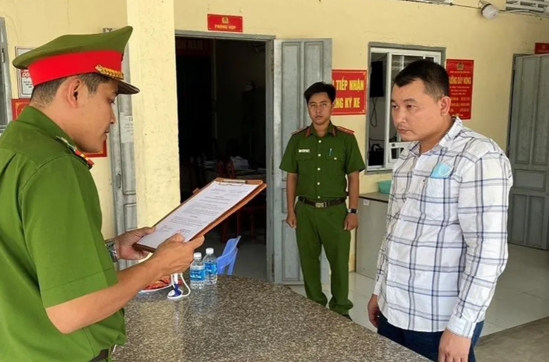  Bắt đối tượng lừa đảo nhận tiền để 'lo' thi hành án: Văn Bá Tâm (SN: 1989, ngụ huyện Chợ Gạo, tỉnh Tiền Giang) "nổ" có khả năng giúp chị Y. (SN: 1980, trú huyện Giồng Trôm, tỉnh Bến Tre) mượn được 1,5 tỷ đồng và có thể can thiệp giúp chị Y. giữ lại các thửa đất. Tâm bảo chị Y. đưa tiền để lót rồi chiếm đoạt 92 triệu đồng của nạn nhân để tiêu xài. Ngày 30/7, cơ quan chức năng tỉnh Bến Tre đã khởi tố, bắt tạm giam đối với Tâm.