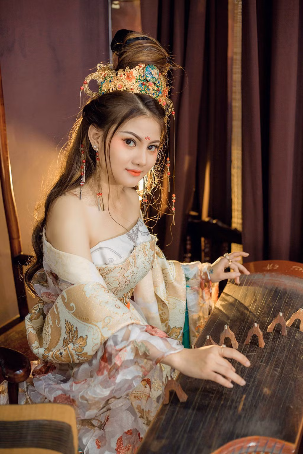 Nguyễn Thị Trà My (SN 1997, trú thị trấn Kiến Giang, huyện Lệ Thủy, tỉnh Quảng Bình) được cư dân mạng biết đến như một hot girl mạng xã hội với những bức ảnh lôi cuốn mọi ánh nhìn trong bộ cổ phục phi tần thời xưa. Trà My cũng là một trong số các cô gái thường xuyên nói chuyện đạo lý trên mạng xã hội. 