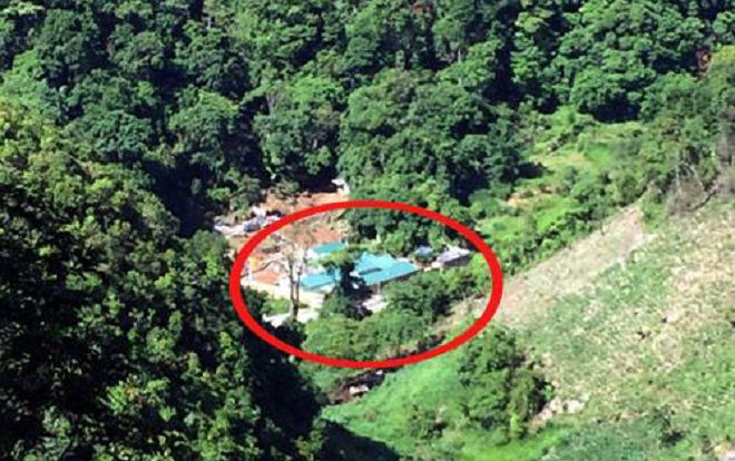 Nhà của Thuận nằm ở mặt đường, xây kiên cố, lợp mái tôn, rộng chừng 100m2, nằm ở góc thung lũng Tà Dê, xung quanh có hàng tường rào cao. Với hầm trú ẩn và boong ke, Thuận chỉ huy đàn em cố thủ, sẵn sàng xả súng. (Ảnh: Báo Lao Động)