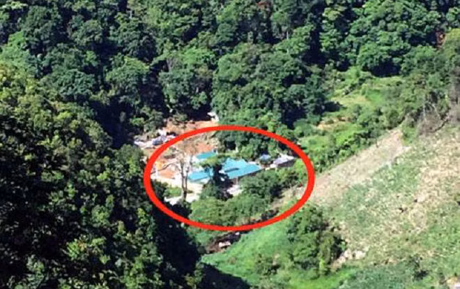 Nhà của Thuận nằm ở mặt đường, xây kiên cố, lợp mái tôn, rộng chừng 100m2, nằm ở góc thung lũng Tà Dê, xung quanh có hàng tường rào cao. Với hầm trú ẩn và boong ke, Thuận chỉ huy đàn em cố thủ, sẵn sàng xả súng. (Ảnh: Báo Lao Động)